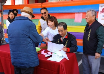 ▲市長黃敏惠一同發放物資，為民眾送上鼓勵。（圖/嘉義市政府提供）