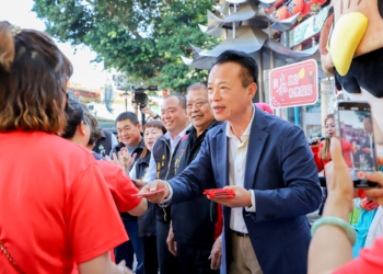▲縣長翁章梁送龍年小紅包到偏遠山區，提前為當地居民送上新春祝福。（圖/嘉義縣政府提供）