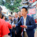 ▲縣長翁章梁送龍年小紅包到偏遠山區，提前為當地居民送上新春祝福。（圖/嘉義縣政府提供）