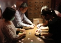 ▲嘉義文化園區沉浸體驗館「憶釀」，民眾體驗認真解謎中。(圖/台灣沉浸式體驗協會提供)