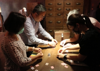 ▲嘉義文化園區沉浸體驗館「憶釀」，民眾體驗認真解謎中。(圖/台灣沉浸式體驗協會提供)
