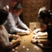 ▲嘉義文化園區沉浸體驗館「憶釀」，民眾體驗認真解謎中。(圖/台灣沉浸式體驗協會提供)