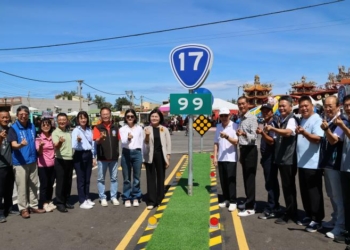 ▲台17線公路99K里程處指標牌、分隔島、AC道路、標線及標誌等1：1複製場景 成為熱門的拍照打卡景點。(圖/雲林縣政府提供)