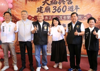 ▲嘉義市長黃敏惠與拱天宮洪文華主委(右二)共同宣布,白沙屯媽祖預計於10月9日至10日國慶連假期間前來嘉義市贊境賜福。(圖/嘉義市政府提供)