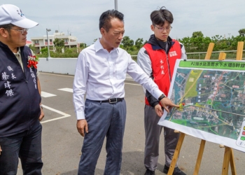 ▲縣長翁章梁視察嘉義沿海低窪地區防汛整備情形。（圖/嘉義縣政府提供）