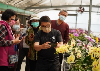 ▲鹿草DOC帶著長青學員到在地研帥蘭園農場，實拍職人影片。(圖/嘉義縣政府提供)
