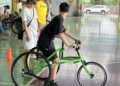 ▲透過三輪框架輔具支撐身體進行跑步與移動，身障者也能享受運動樂趣。（圖/嘉義縣政府提供）