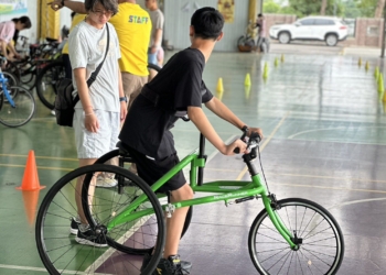 ▲透過三輪框架輔具支撐身體進行跑步與移動，身障者也能享受運動樂趣。（圖/嘉義縣政府提供）