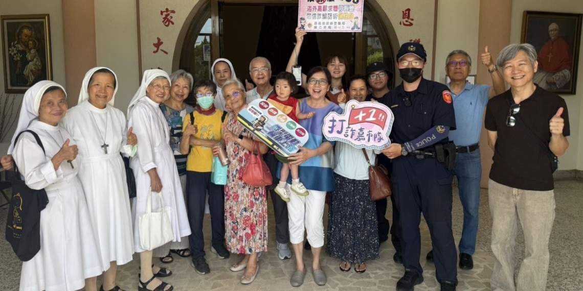 ▲嘉義市政府警察局結合天主堂彌撒活動，宣導反詐騙及行人交通安全。(圖/嘉義市政府警察局提供)
