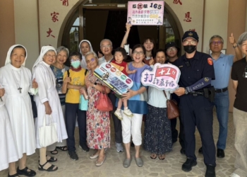 ▲嘉義市政府警察局結合天主堂彌撒活動，宣導反詐騙及行人交通安全。(圖/嘉義市政府警察局提供)