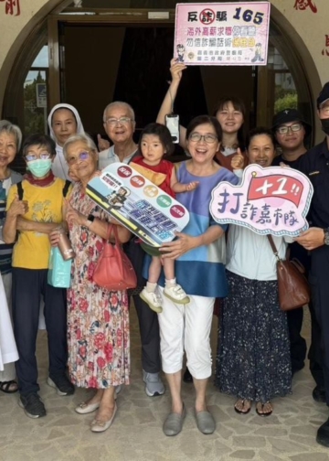 ▲嘉義市政府警察局結合天主堂彌撒活動，宣導反詐騙及行人交通安全。(圖/嘉義市政府警察局提供)