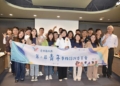 ▲第二屆年事務諮詢委員會首次委員會議合影 委員們擺出「我們對雲林的愛沒有終止(中指)」的手勢。(圖/雲林縣政府提供)