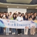 ▲第二屆年事務諮詢委員會首次委員會議合影 委員們擺出「我們對雲林的愛沒有終止(中指)」的手勢。(圖/雲林縣政府提供)