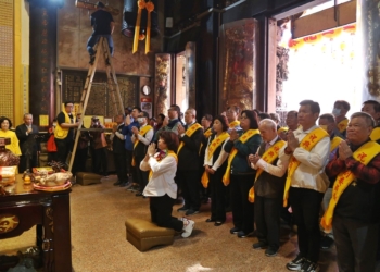 ▲市長黃敏惠親自主持祝壽大典，與陳姿妏議長、玉皇宮全體董監事、多位議員及參拜信眾虔誠祝賀玉皇大天尊萬壽無彊。(圖/嘉義市政府提供)