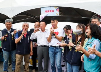 ▲縣長翁章梁與義竹鄉長黃政傑和大家一起品嘗桑椹冰棒。(圖/嘉義縣政府提供)