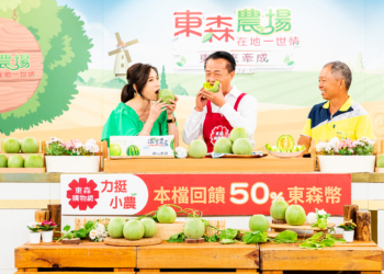 ▲縣長翁章梁大口吃瓜，大力推廣翠妞-綠翡翠甜瓜。(圖/嘉義縣政府提供)