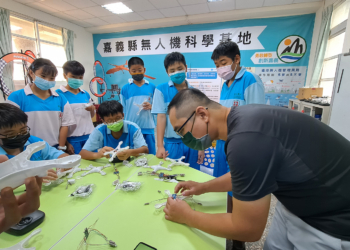 ▲溪口國中師生自製A66無人機，以科技翻轉偏鄉教育。(圖/嘉義縣政府提供)