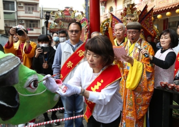 ▲祭典特邀主祭官黃敏惠市長為芒神及春牛開光點眼，過程隆重莊嚴。（圖/嘉義市政府提供）