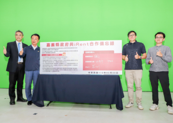 ▲縣長翁章梁與iRENT共享汽機車業者、旅宿業者簽訂合作MOU。（圖/嘉義縣政府提供）