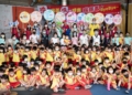 ▲透過帶動跳互動方式，黃敏惠市長引導孩子們知道正確的洗手方式，氣氛歡喜又熱鬧。(圖/嘉義市政府提供)