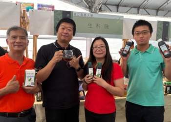 ▲嘉義大學食品科學系師生與合作廠商於會場展示產學成果，展現學研結合的創新實力。左二為食科系主任呂英震。（圖／嘉義大學食科系提供）
