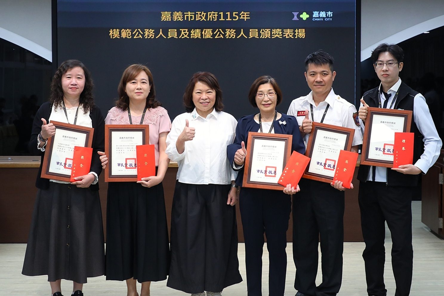 ▲嘉義市長黃敏惠開心表揚115年度模範及績優公務人員。(圖/嘉義市政府提供)
