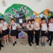 ▲學童們開心展示一塊兒拯救後的美麗畫作。(圖/嘉義市政府提供)