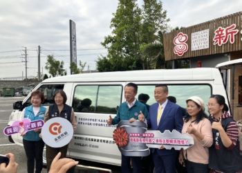 ▲嘉義縣長翁章梁代表受贈復康巴士。(圖/嘉義縣政府提供)