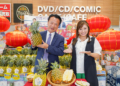▲縣長翁章梁再赴日本超市行銷牛奶鳳梨。(圖/嘉義縣政府提供)