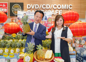 ▲縣長翁章梁再赴日本超市行銷牛奶鳳梨。(圖/嘉義縣政府提供)