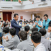 ▲縣長翁章梁前往嘉義高中考場關心考場環境，並為考生加油打氣。（圖/嘉義縣政府提供）