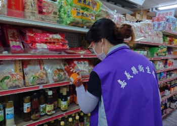 ▲嘉義縣衛生局人員前往各大賣場，針對中秋應景食品進行抽驗。(圖/嘉義縣政府提供)