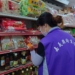 ▲嘉義縣衛生局人員前往各大賣場，針對中秋應景食品進行抽驗。(圖/嘉義縣政府提供)