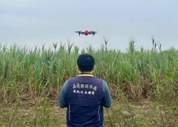 ▲環保局運用空拍機、空品感測器等科技設備，大幅提升稽查效率。(圖/嘉義縣政府提供)