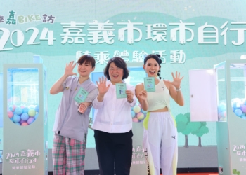 ▲市長黃敏惠(中)與活動代言人林莎(右)，以及新聞觀光處張婉芬處長共同為活動展開啟動儀式。(圖/嘉義市政府提供)