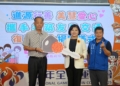 ▲郭進源董事長(右一)二年捐４輛復康巴士給雲林縣政府，並表示明年將再捐2輛。(圖/雲林縣政府提供)