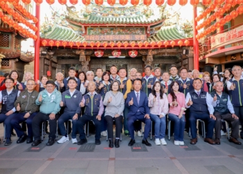 ▲嘉義大林安霞宮擠爆人潮，民眾搶拿總統紅包迎新春。(圖/嘉義縣政府提供)