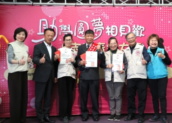▲縣長翁章梁表揚年度績優志工。(圖/嘉義縣政府提供)