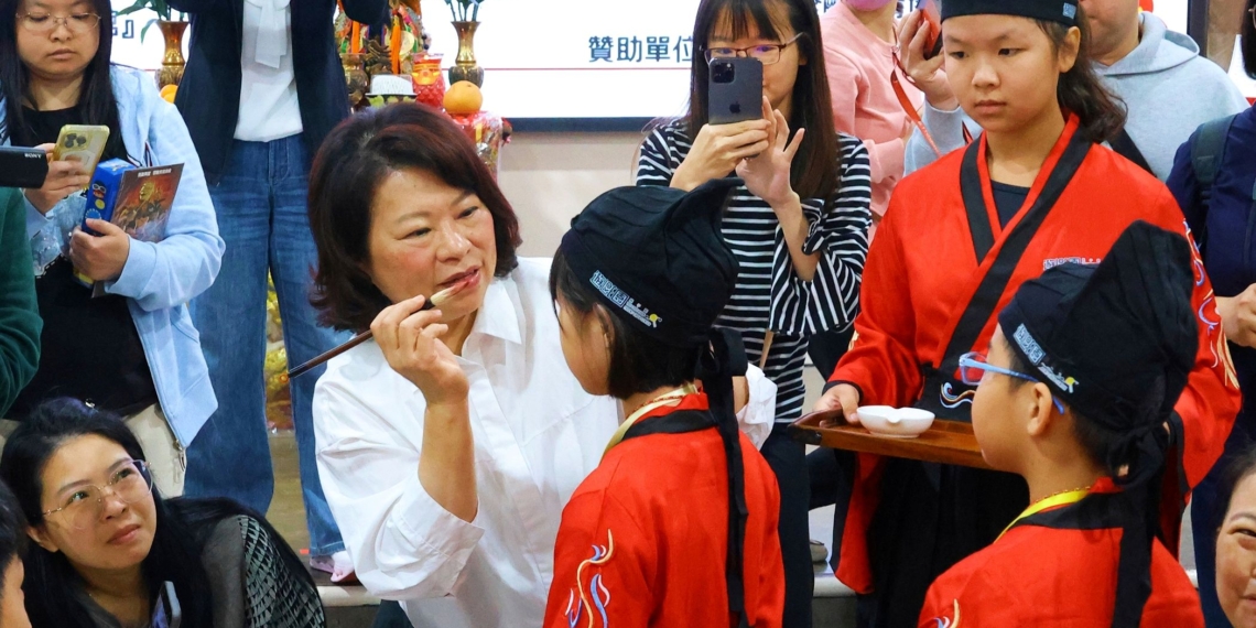 ▲嘉義市長黃敏惠親自擔任儀式啟蒙老師，為孩子們點硃砂。(圖/嘉義市政府提供)