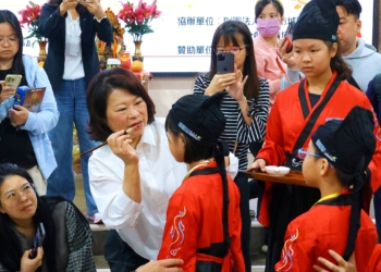 ▲嘉義市長黃敏惠親自擔任儀式啟蒙老師，為孩子們點硃砂。(圖/嘉義市政府提供)