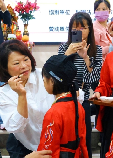 ▲嘉義市長黃敏惠親自擔任儀式啟蒙老師，為孩子們點硃砂。(圖/嘉義市政府提供)