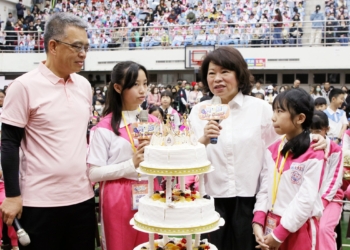 ▲興嘉國小小記者進行媒體實作，現場採訪嘉義市長黃敏惠。（圖／嘉義市政府提供）