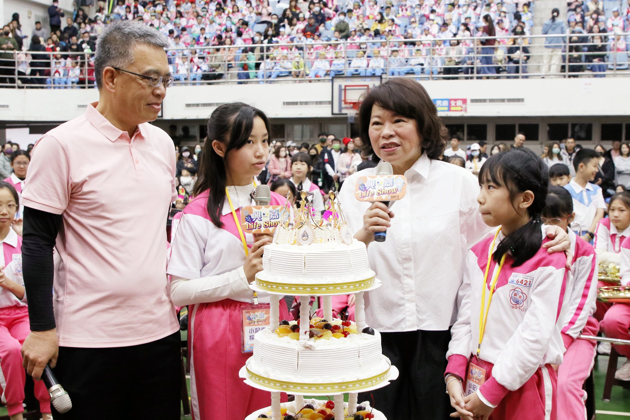 ▲興嘉國小小記者進行媒體實作,現場採訪嘉義市長黃敏惠。(圖/嘉義市政府提供)