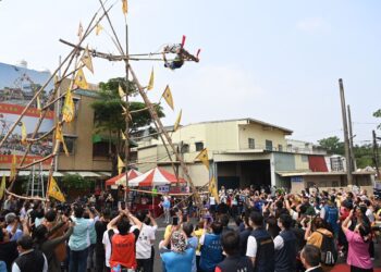 ▲鞦韆節是一項適合各年齡及世代參與的運動活動。選手們需要在12公尺高的鞦韆架上展現技藝和膽識，現場觀眾不斷驚呼連連。(圖/嘉義市政府提供)