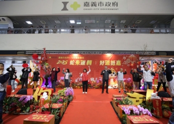 ▲嘉義市春節團拜邀請現場百人一起大跳「Team Chiayi」，氣氛熱鬧不已 。（圖/嘉義市政府提供）