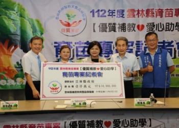 ▲縣長張麗善代表受贈育苗計畫。(圖/雲林縣政府提供)
