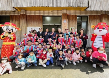 ▲縣長翁章梁至至大埔鄉及阿里山鄉各部落發放新春紅包，提前祝賀縣民新年快樂。（圖/嘉義縣政府提供）