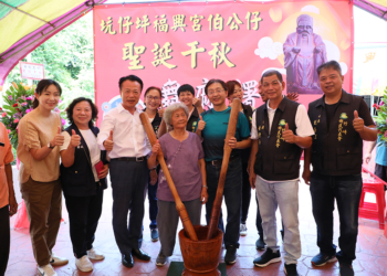 ▲為土地公慶生，竹崎鄉坑仔坪福興宮首辦搗發財麻糬添好運。(圖/嘉義縣政府提供)
