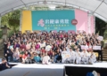 ▲市長黃敏惠與97位潮爺、潮嬤挑戰伸展台，大方秀出自信風采。（圖/嘉義市政府提供）
