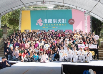 ▲市長黃敏惠與97位潮爺、潮嬤挑戰伸展台，大方秀出自信風采。（圖/嘉義市政府提供）